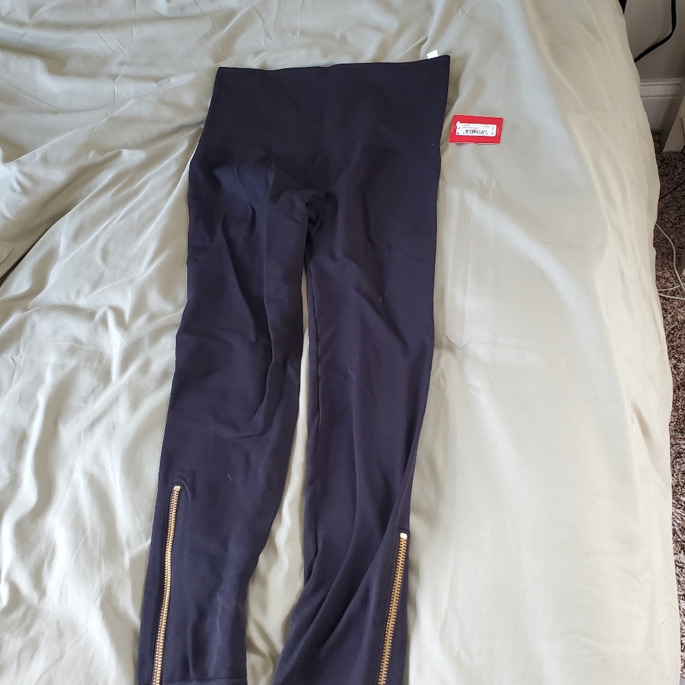 Spanx seamless side zip leggings in very black.  Size M NWT